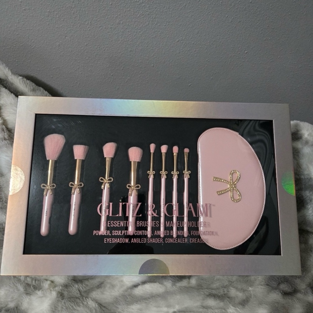 VIRAL Glitz and Glam bow makeup brush set